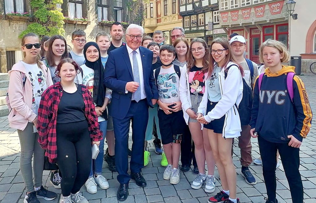 Die Miester Sechstklässler trafen bei ihrem Ausflug nach bwerlin auch den Bundespräsidenten Frank-Walter Steinmeier.