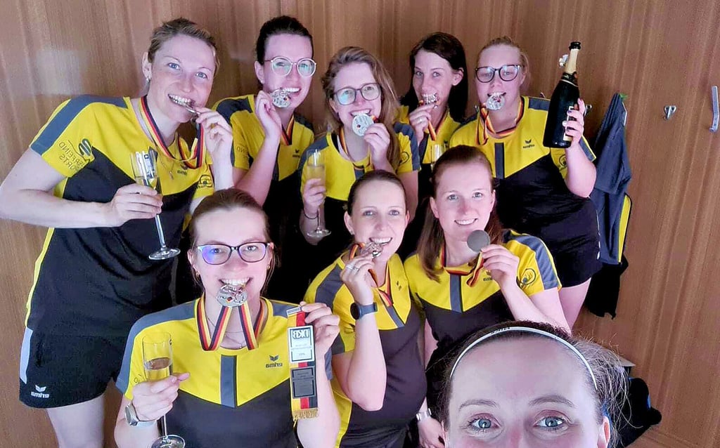 Die Frauen des SV Pöllwitz mit der Naumburgerin Friederike Schulz (geborene Pfeffer/hinten links) sind Deutscher Vizemeister im Kegeln geworden.