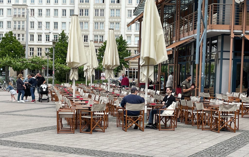 Das wechselhafte Wetter am Wochenende lud nicht so sehr zum Sitzen im Freien ein. Über mehr Außengastronomie wird aktuell debattiert.