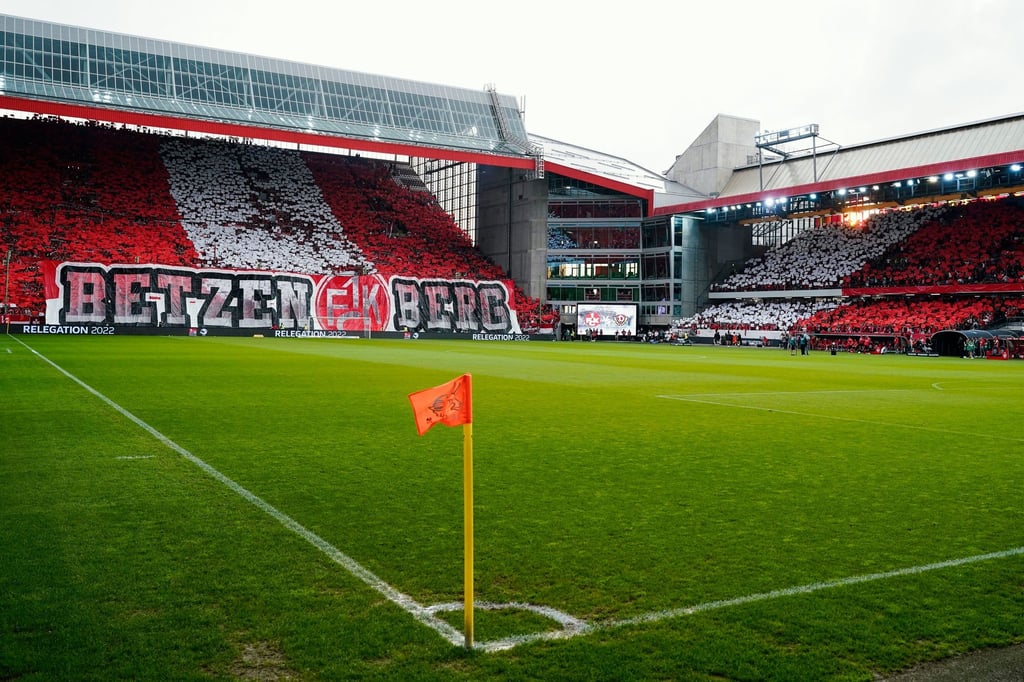 Kaiserslauterns Fans mit einer Choreographie vor dem Spiel gegen Dresden.