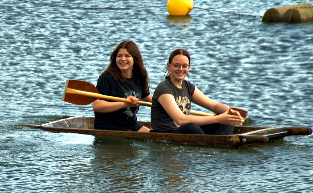 Lucy und Marlene beim Paddeltraining. Die beiden Mädchen haben schon an den letzten Wettkämpfen teilgenommen und wollten wieder ein Gefühl dafür entwickeln, in einem Brühtrog unterwegs zu sein.