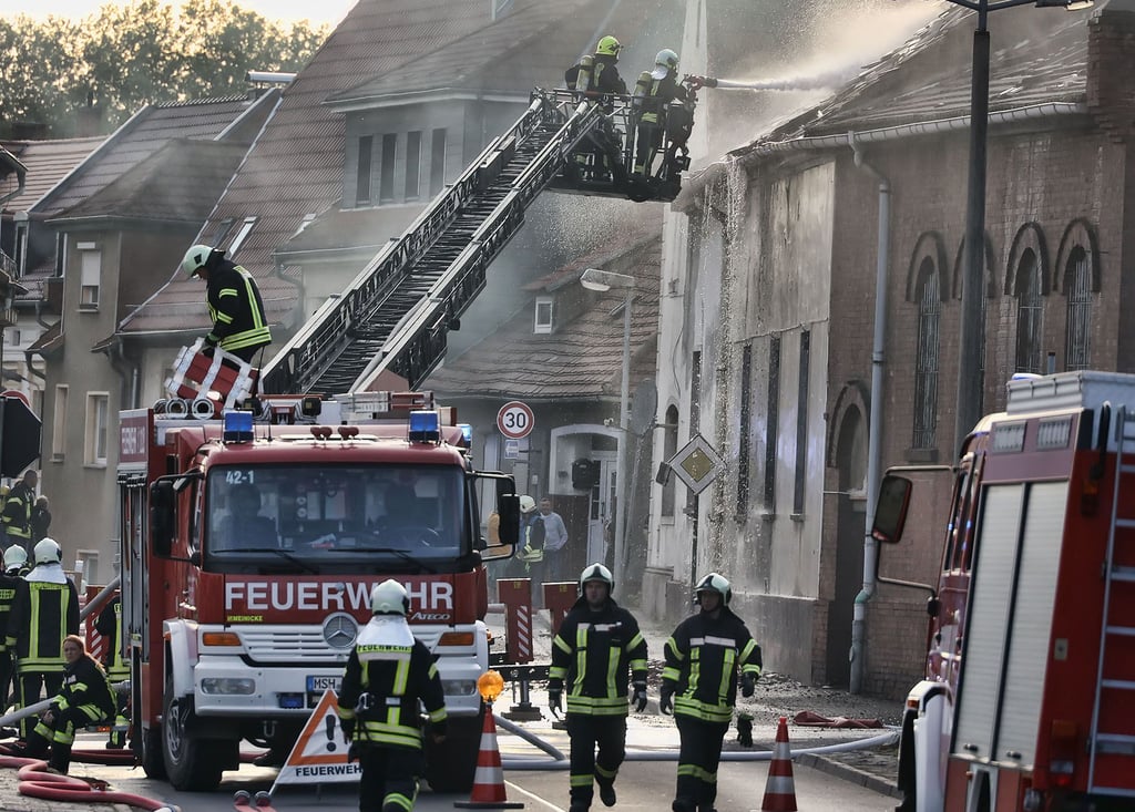 Der Dachstuhl der ehemailigen Stadthalle von Sandersleben stand am Sonnabendabend in Flammen.