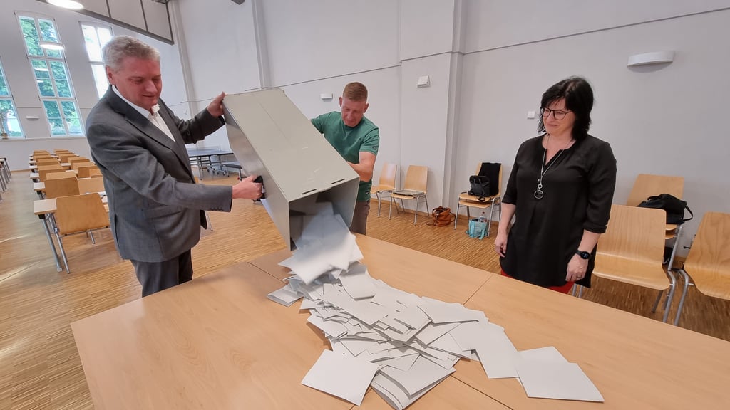 Die Stimmen im Wahlbezrik 1 werden ausgezählt.