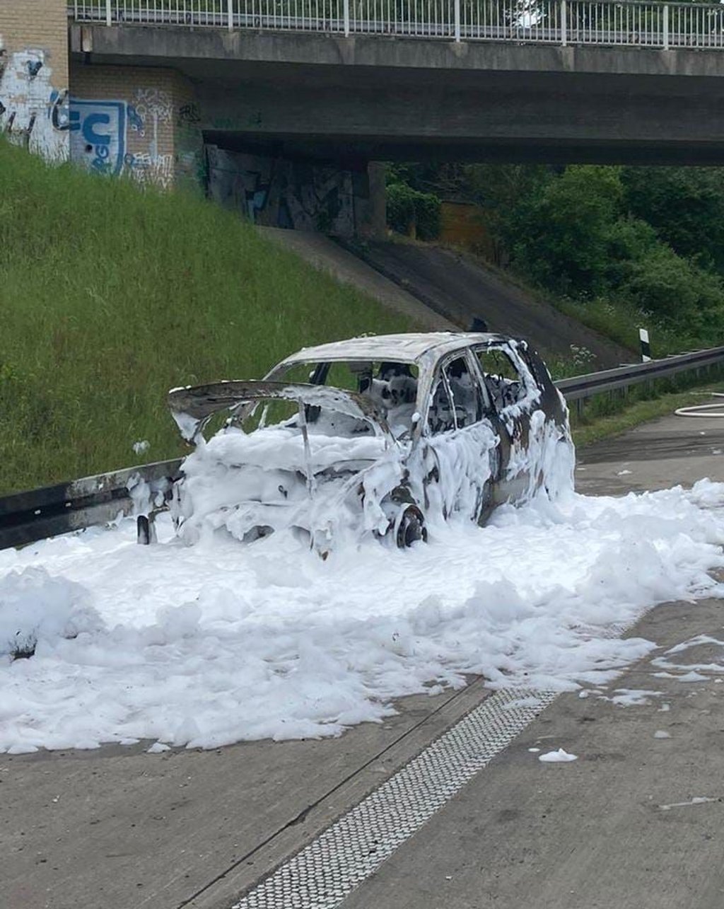 Ein polnischer Renault ist am Sonnabendmorgen auf der A2 komplett ausgebrannt. Foto: