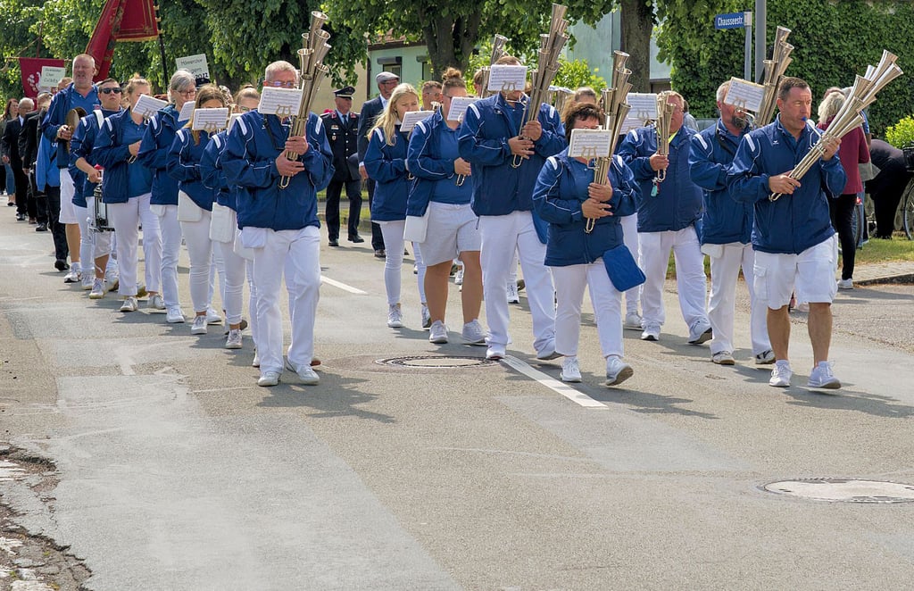 Die Schalmeienkapelle Sülldorf 1964 führte den Festumzug durch Angern an.