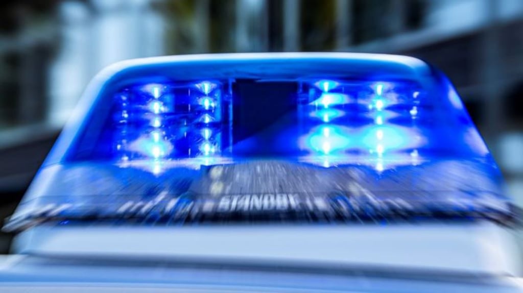 Bei einem Unfall auf der A4 sind zwei Männer schwer verletzt worden.