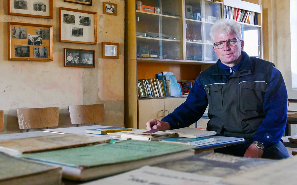 Thomas Petzold drückte im Schulzimmer des Burgmusems Klöden tatsächlich die Schulbank. Hier mischt sich Familien- und Heimatgeschichte.
