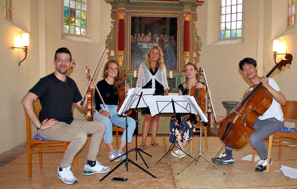 Ein Foto von einer Probe während der 3. Internationalen Kammermusik Akademie Nitzow im Jahr 2019. In der Mitte steht die künstlerische Leiterin Sara Rilling.