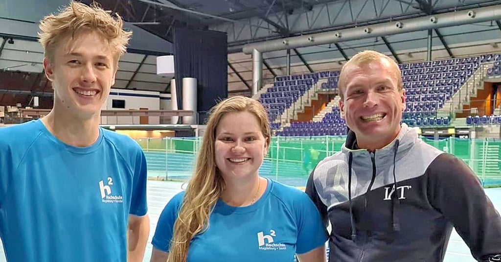 Prof. Dr. Olaf Ueberschär (r.) mit Corinne Rinck und Jonas Tim Helmholz, die beide im vierten Semester Mensch-Technik-Interaktion an der Hochschule Magdeburg-Stendal studieren.