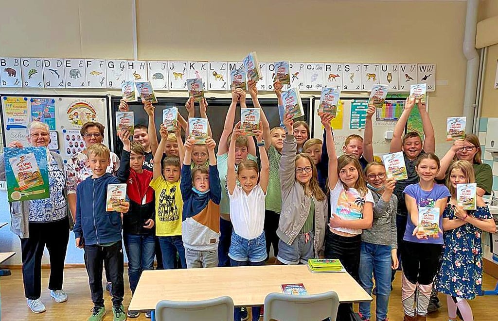 Die Schüler der Klasse 4 mit ihrer Lehrerin Christel Fuhrmann sowie Claudia Sopart von der Buchhandlung „Am Rathaus“.