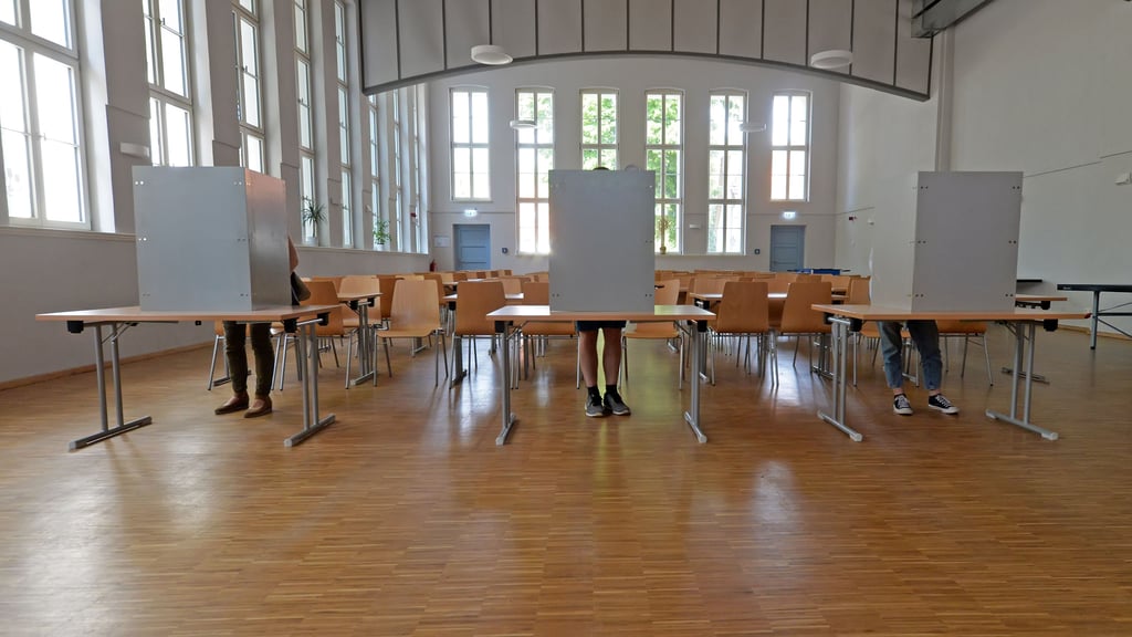 Ein eher seltenes Bild: Alle drei Wahlkabinen im Wahlbezirk 1 (Wahllokal Mensa Stephaneum Haus II) sind besetzt.