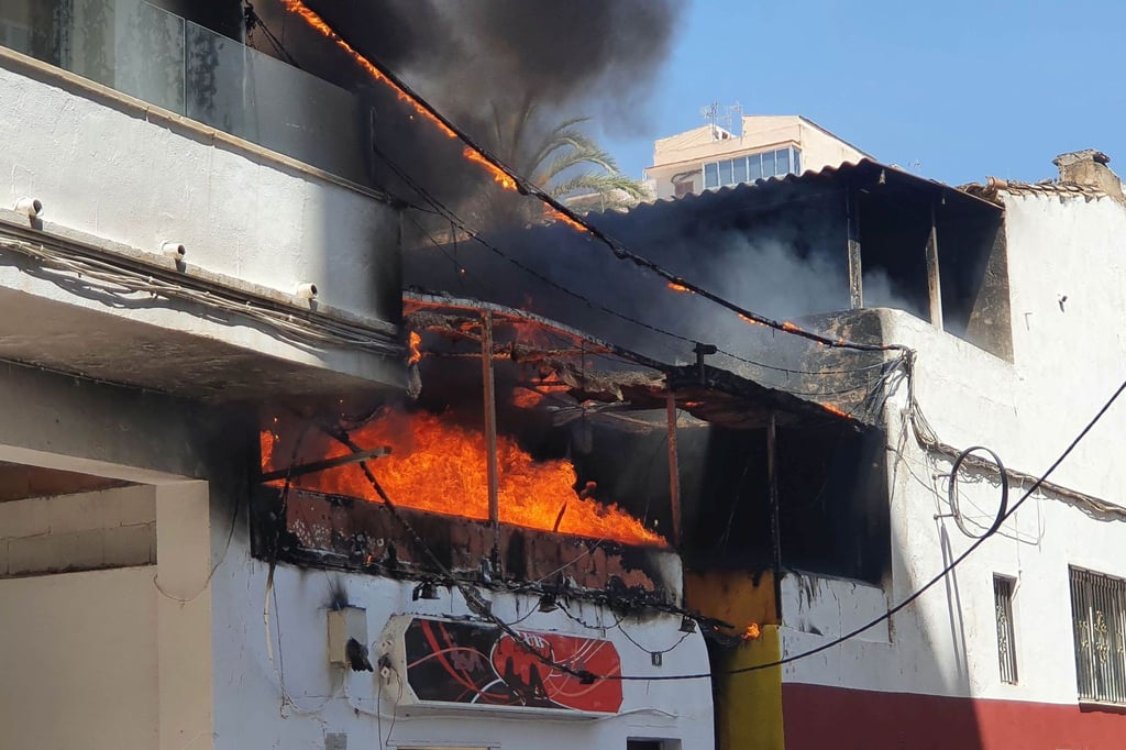 Das Restaurant „Why Not“ in der Nähe des Ballermanns steht in Flammen.