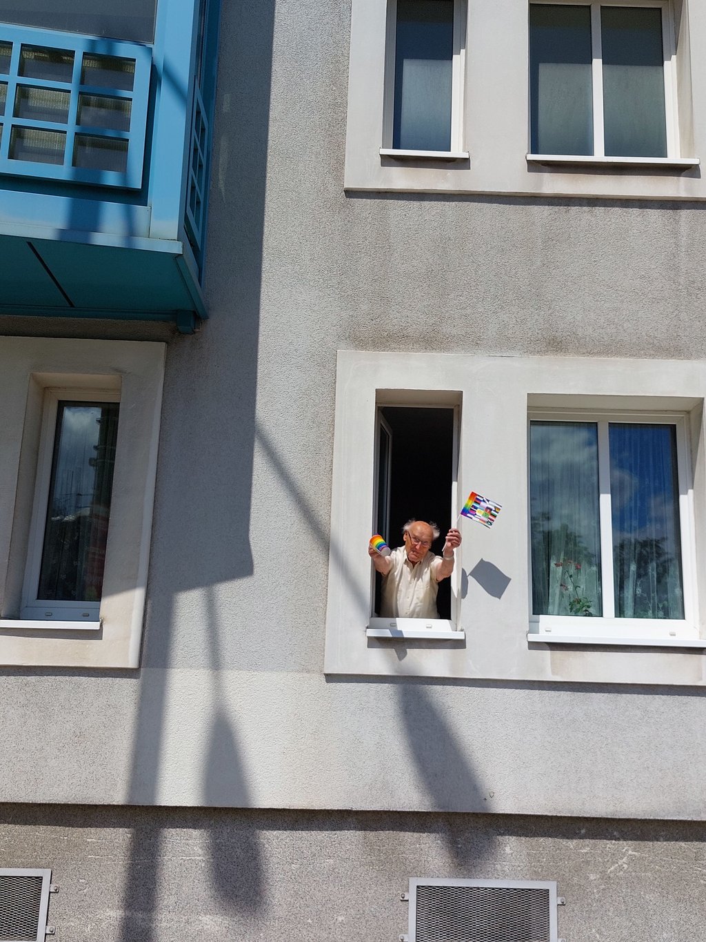 Fans hatte der CSD ganz offensichtlich nicht nur bei den Jüngeren. Dieser Herr in der Askanischen Straße begrüßte den Umzug mit Fähnchen.