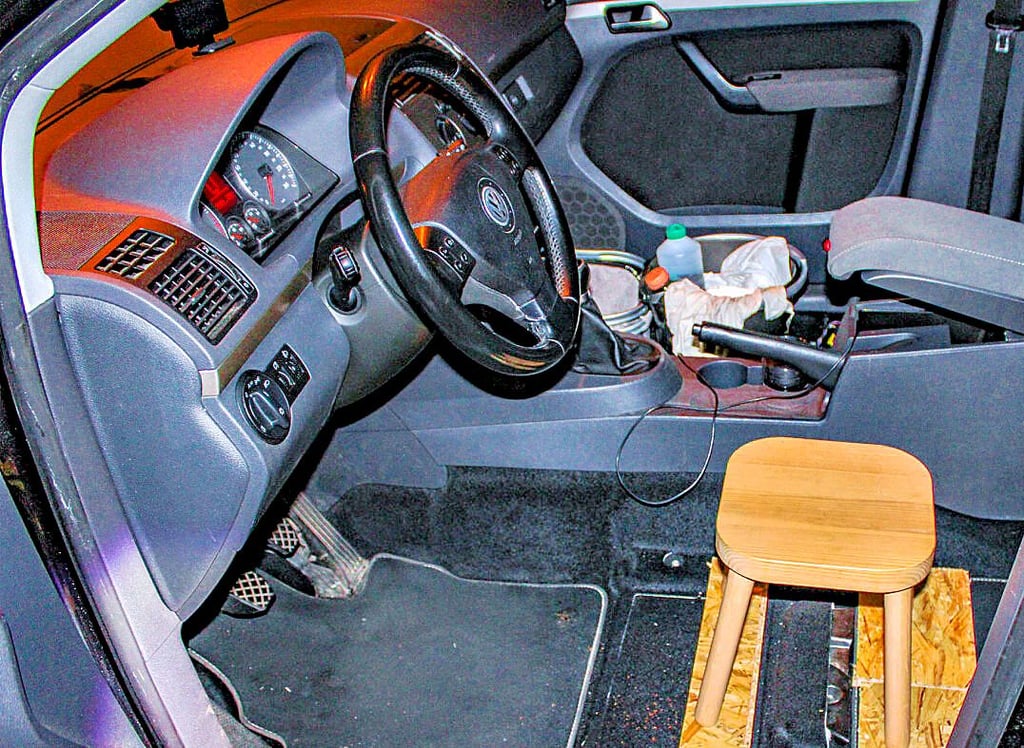 Holzklasse: In diesem Volkswagen bestand der Fahrersitz aus einem Schemel, der lose auf zwei Spanplatten stand.