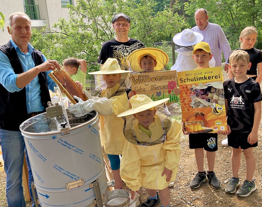 Süßer Gewinn: Mit der Imkerausstattung für die Hortkinder der Brinckmeier Grundschule in Ballenstedt geht die Schule jetzt unter die Honigproduzenten.