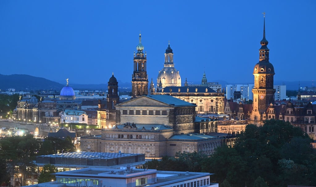 Blick auf Dresden mit der Kuppel der Kunstakademie (l-r), dem Ständehaus, der Hofkirche, der Frauenkirche, dem Hausmannsturm und der Semperoper.