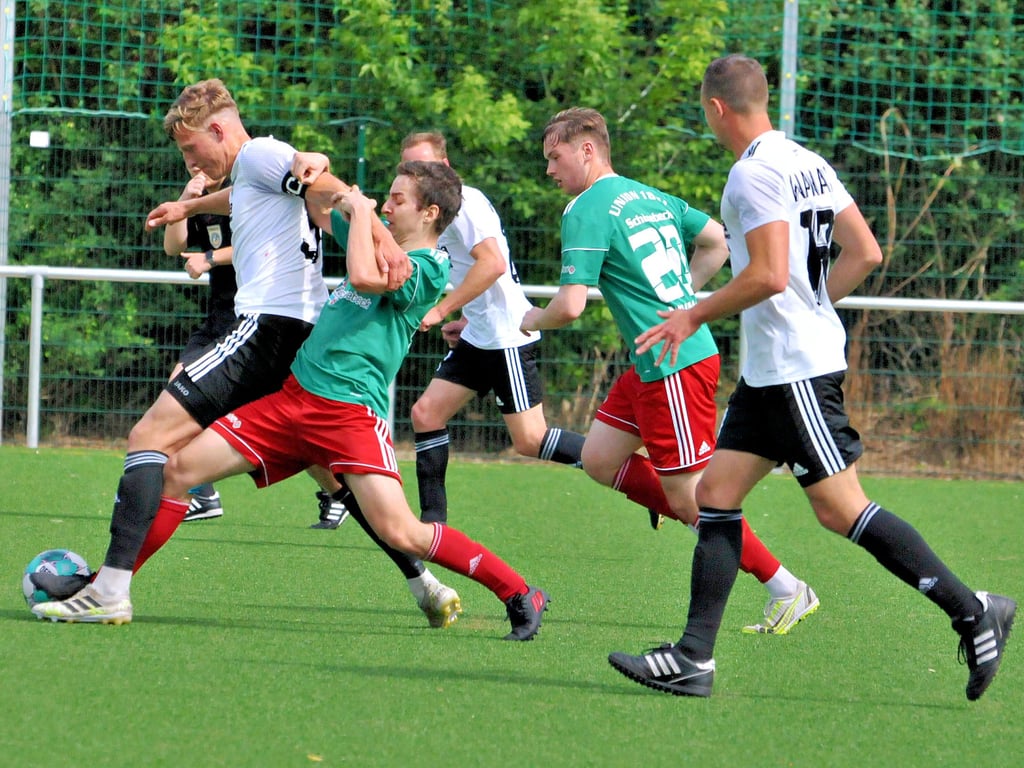 Tobias Brock (in grün-rot) und Union Schönebeck ließen den SSV Havelwinkel Warnau und Kapitän Hans Buchner im gesamten Spielverlauf kaum zur Entfaltung kommen.