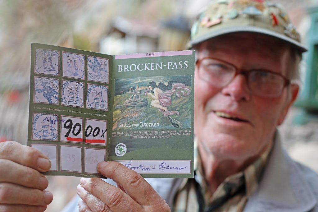 Benno Schmidt präsentiert auf der Terrasse seines Grundstückes seinen Brockenpass. Er wird an diesem Sonntag (22. Mai) 90 Jahre alt. Der Wernigeröder wandert seit 1989 immer noch regelmäßig auf den Brocken. Sein ehrgeiziges Ziel, die 9000. Brockenbesteigung, hat er schon vor dem Geburtstag geschafft.