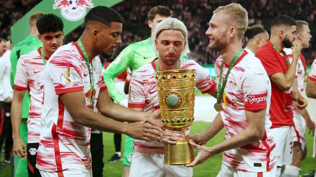 Benjamin Henrichs, Kevin Kampl und Konrad Laimer (v.l.n.r.) mit dem DFB-Pokal.