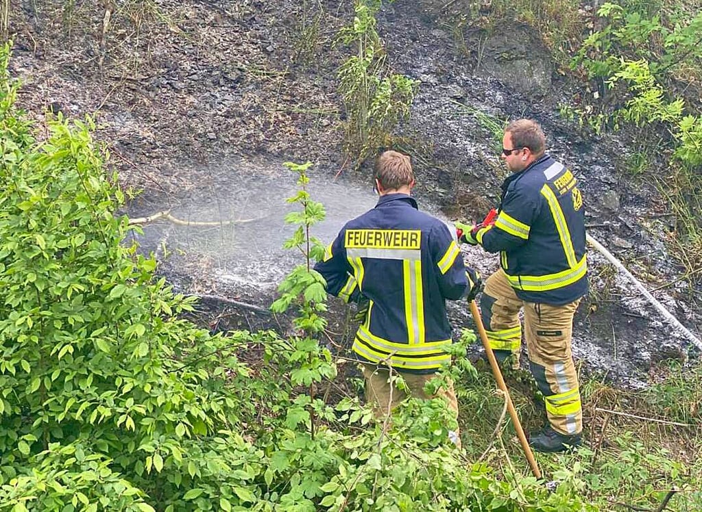 Nach gut zwei Stunden war das Feuer an der Bahnböschung unter der Kontrolle.
