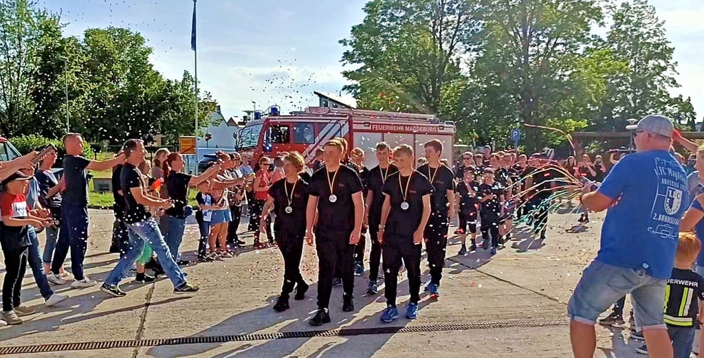 Der Empfang für die Jugendlichen war würdig. Im Feuerwehrhaus wurde der Erfolg gefeiert.