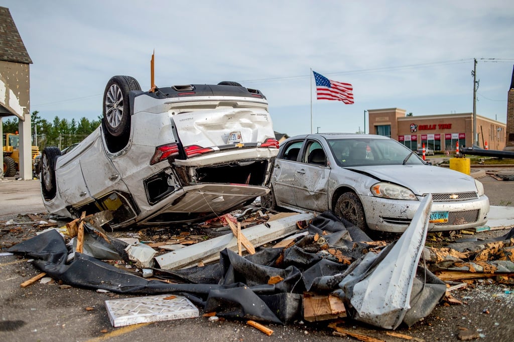 Durch die Luft gewirbelte Fahrzeuge stehen auf einem Parkplatz nahe des Michigan State Highway.
