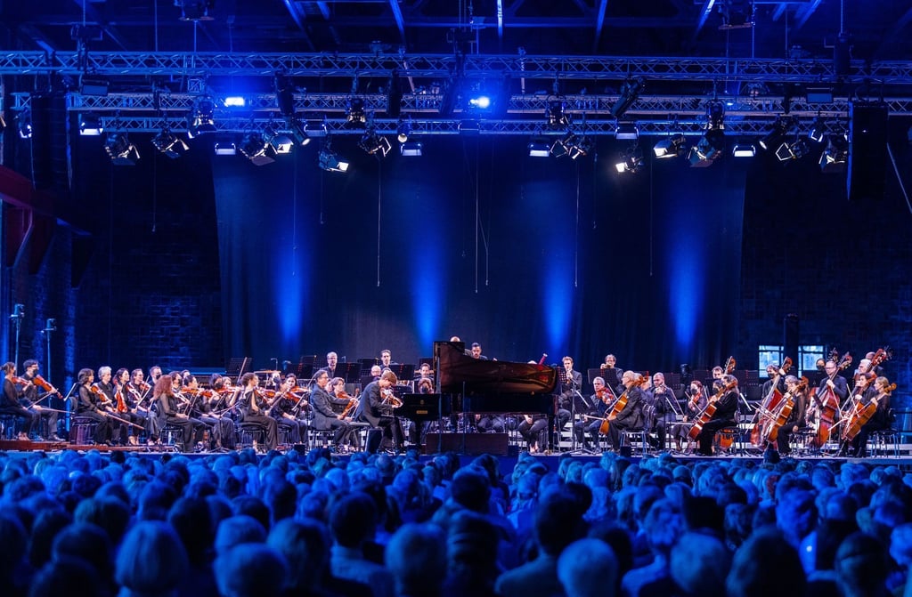 Das New York Philharmonic Orchestra spielt gemeinsam mit Jan Lisiecki am Klavier beim ersten Konzert im ehemaligen Kraftwerk Peenemünde auf der Ostseeinsel Usedom.