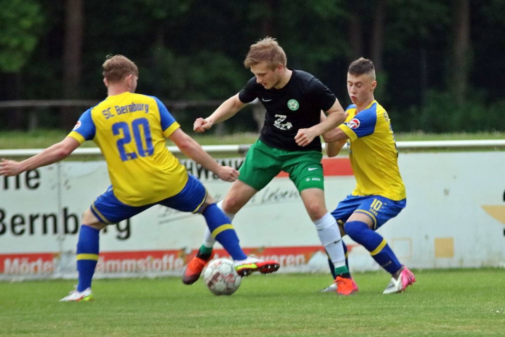 Bernburgs Torschützen Nils Erik Fahland (links) und Louis Lange attackieren Niklas Bierwirth.