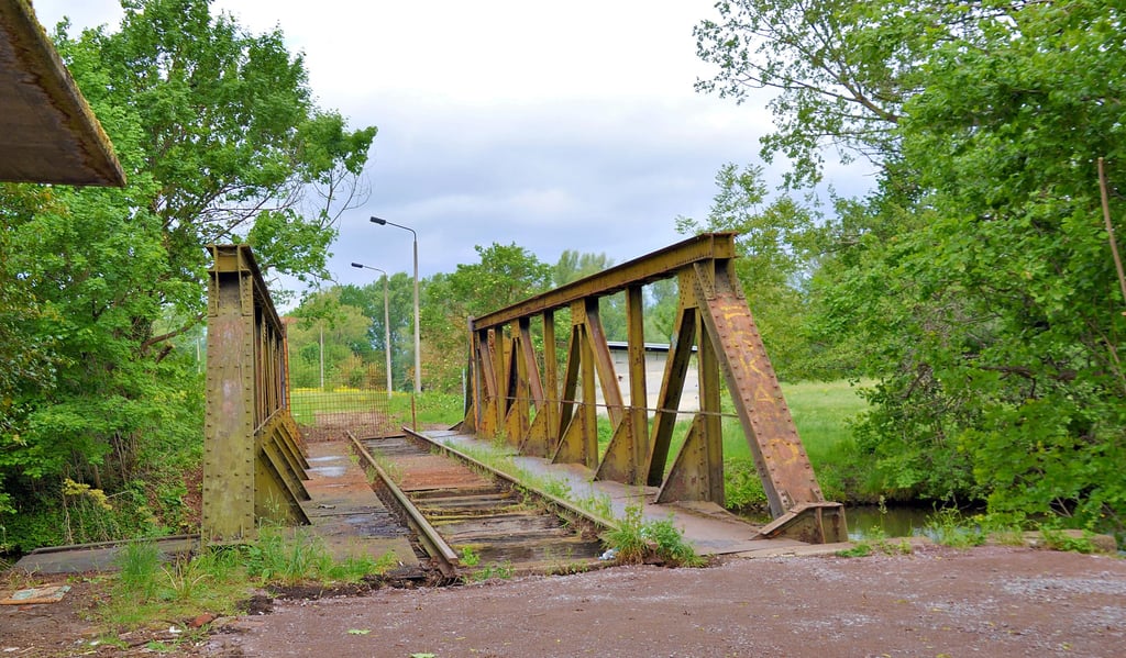 In Vorbereitung der Sanierungsarbeiten an der Bodebrücke am Zuckerpark in Gröningen wurde bereits Baufreiheit geschaffen. Am 15. Juni ist offizieller Baustart.