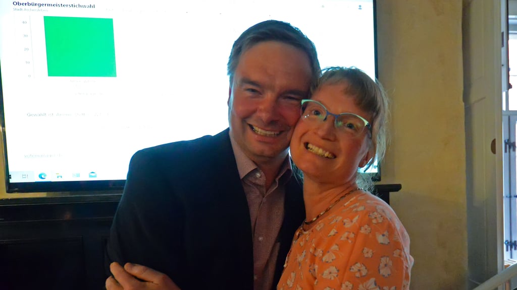 Jubel beim Sieger der Stichwahl: Steffen Amme, Ascherslebens neuer Oberbürgermeister, drückt und küsst seine Frau Stephanie als Erste.