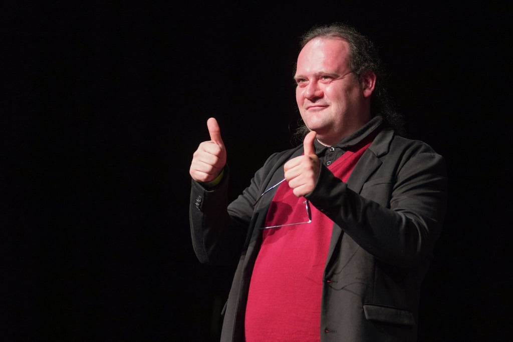 Der Schauspieler Samouil Stoyanov bekommt den Alfred-Kerr-Darstellerpreis verliehen.