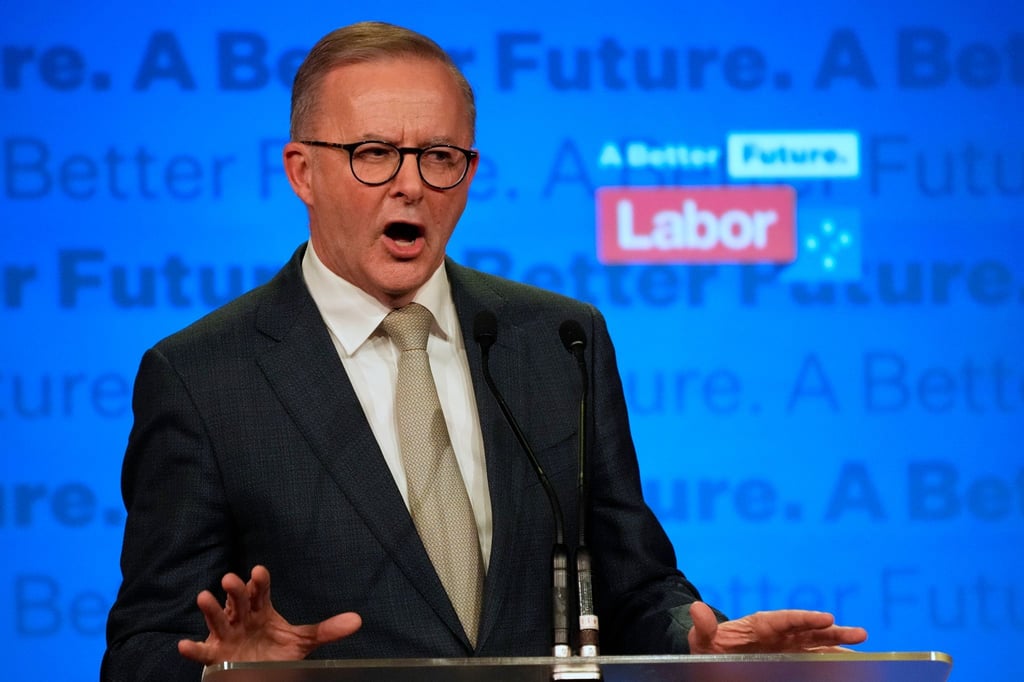 Anthony Albanese spricht auf einer Veranstaltung der Labor Party in Sydney. Noch ist unsicher, ob er Australien alleine regieren kann oder eine Minderheitsregierung führen wird.