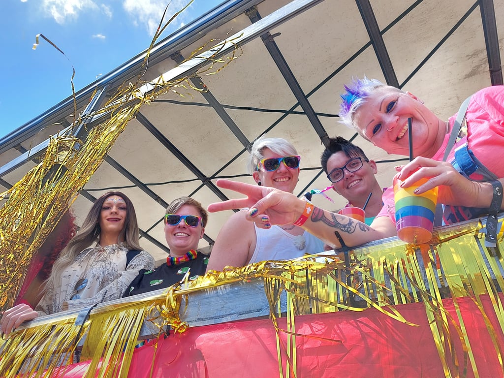 Viele bunt geschmückte Wagen fuhren beim Christopher Street Day duch Dessau.