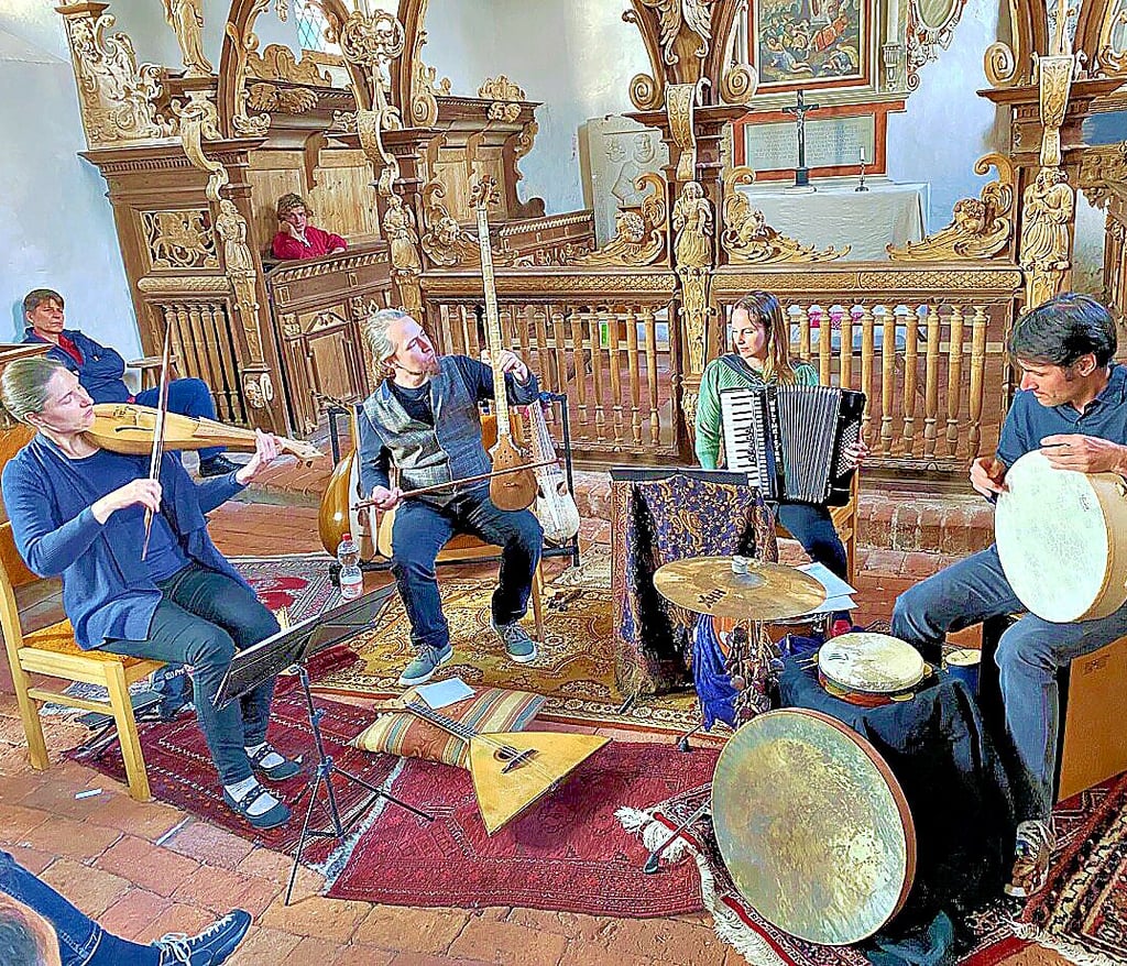 Die Weltmusik-Band Mala Isbuschka bei ihrem Konzert am 21. Mai in der Dorfkirche von Osterwohle.