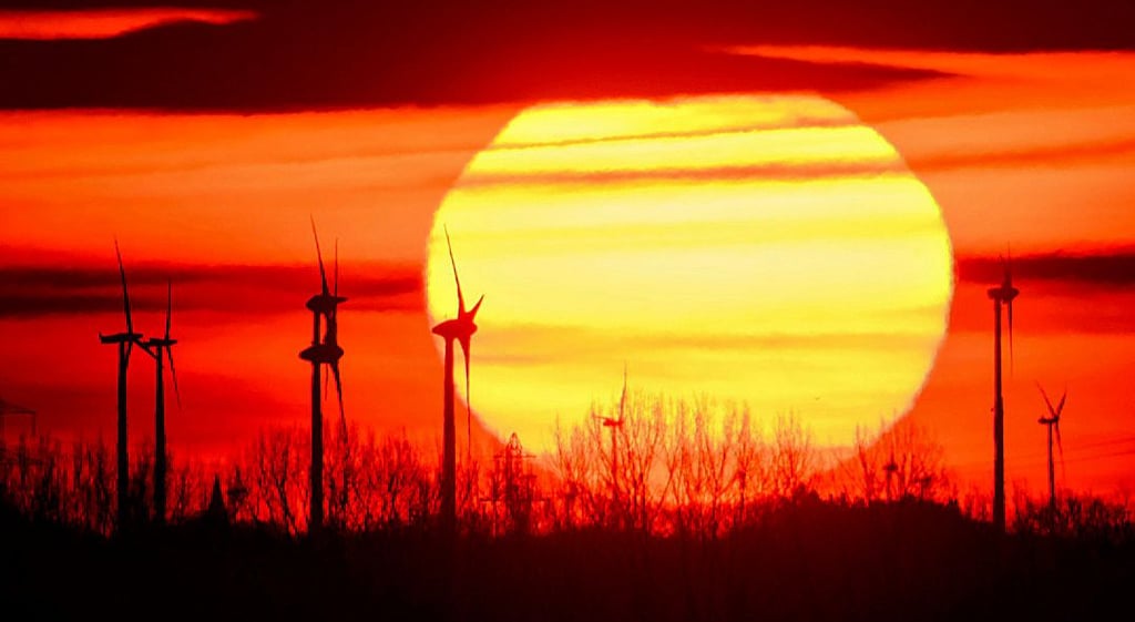 Sonne und Wind gehören zu den erneuerbaren Energien. Eine ganze region in Sachsen-Anhalt will sich bis 2030 nur mit erneuerbaren Energien versorgen.