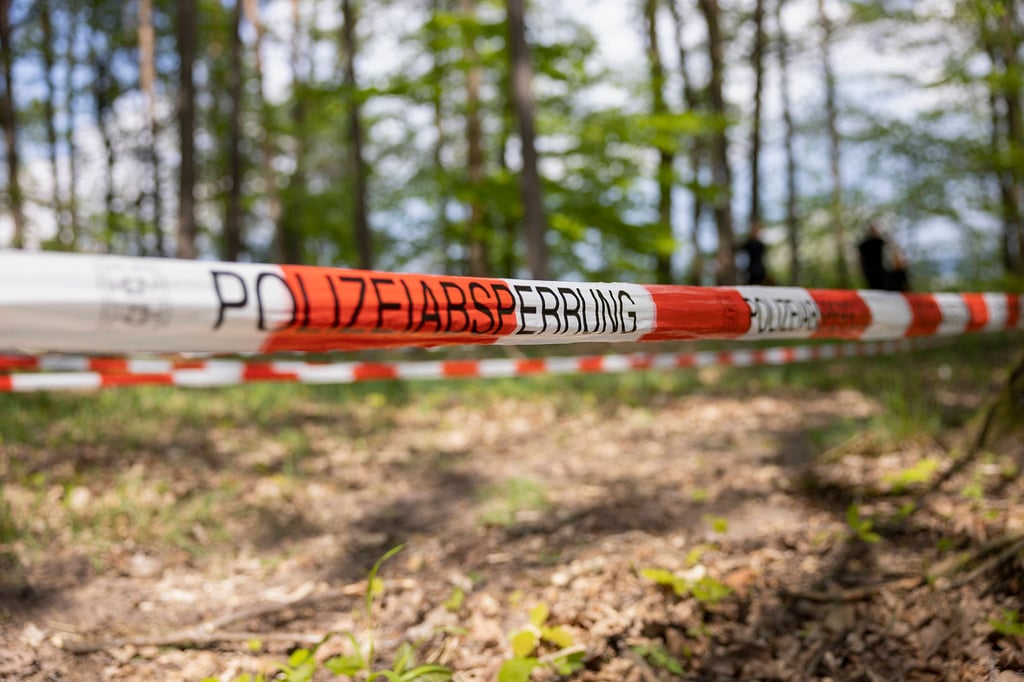 Polizeiabsperrung an einem Tatort im Wald.