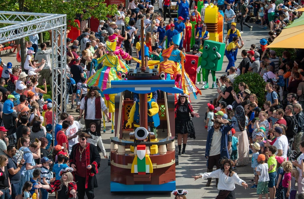 Eine bunte Parade zieht durch den Freizeitpark Legoland.