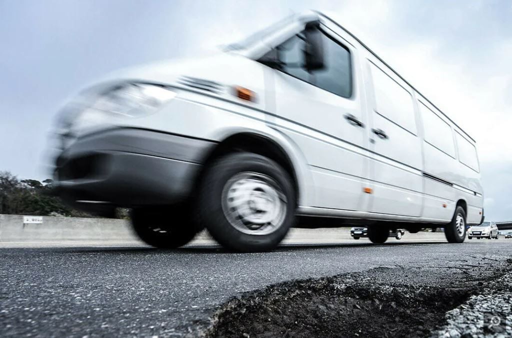 Ein Transporter ist bei Halberstadt im Straßengraben gelandet. Dabei wurde unter anderem auch ein Hund verletzt. Doch wer gefahren ist, ist bislang unklar. Symbolbild: