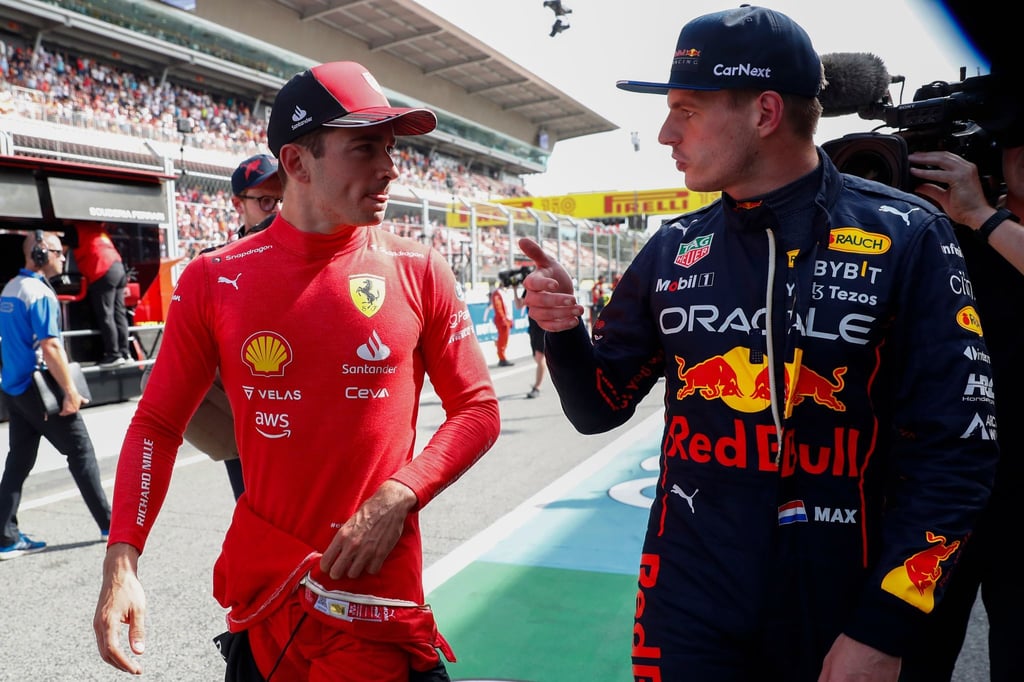 Der Punktekampf zwischen Charles Leclerc (l) und Red-Bull-Champion Max Verstappen geht auch in Barcelona weiter.