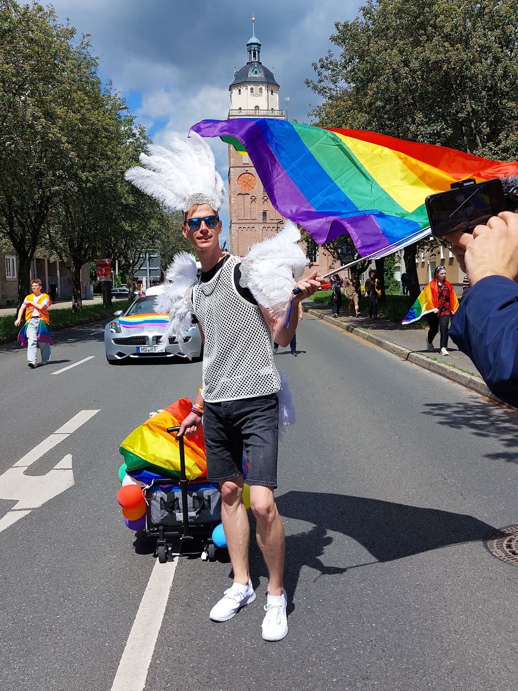 Lukas Schneider war aus Döbeln nach Dessau angereist. Er geht zu mehreren CSD im Jahr.