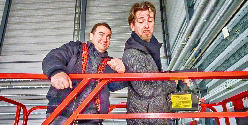 Letzte Vorbereitungen auf der kleinen Hebebühne in der Halle-Messe. Am Freitag, 27. Mai., starten Gilbert Rödiger (l.) und Sven Wittek mit „Kikeriki - Die Revue“ die größte Elsterglanz-Show aller Zeiten.