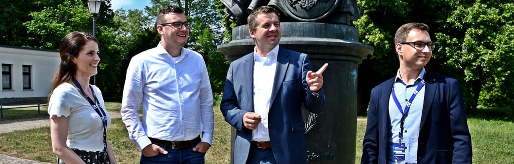 Justin Wurbs, Kreisvorsitzender der JU, Wirtschaftsminister Sven Schulze, Jonas Döhring, stellvertr. Landesvorsitzender und Landessprecherin der JU Antonia Fritsche (v.r.). Die Zerbster geben den Gästen Erläuterungen zum Schloss, wohin sich auch ihr Blick richtet.