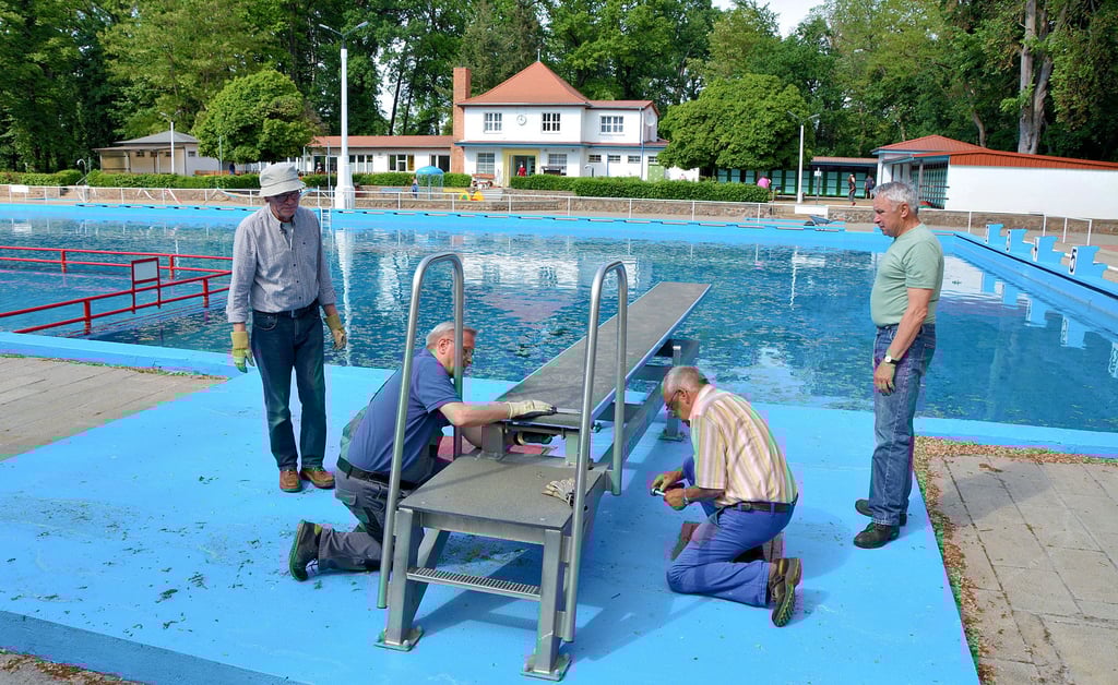 Das Waldbad Seehausen ist mit dem finalen Einsatz am Freitag endgültig fit für die neue Sommersaison gemacht worden. Dazu zählte neben den Verschönerungsarbeiten auch die Montage des Ein-Meter-Sprungbrettes.