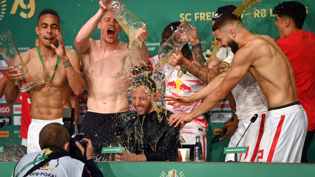 Tedesco nass gemacht: Poulsen und Halstenberg führten die Bierdusch-Gang an.