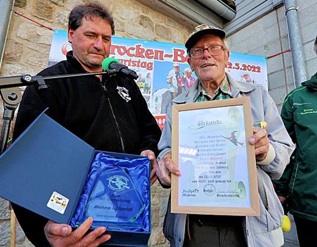 Brocken-Benno hat von Brockenwirt Daniel Steinhoff (links) und Klaus Dumeier von der Harzer Wandernadel eine Urkunde überreicht. Foto: Matthias Bein