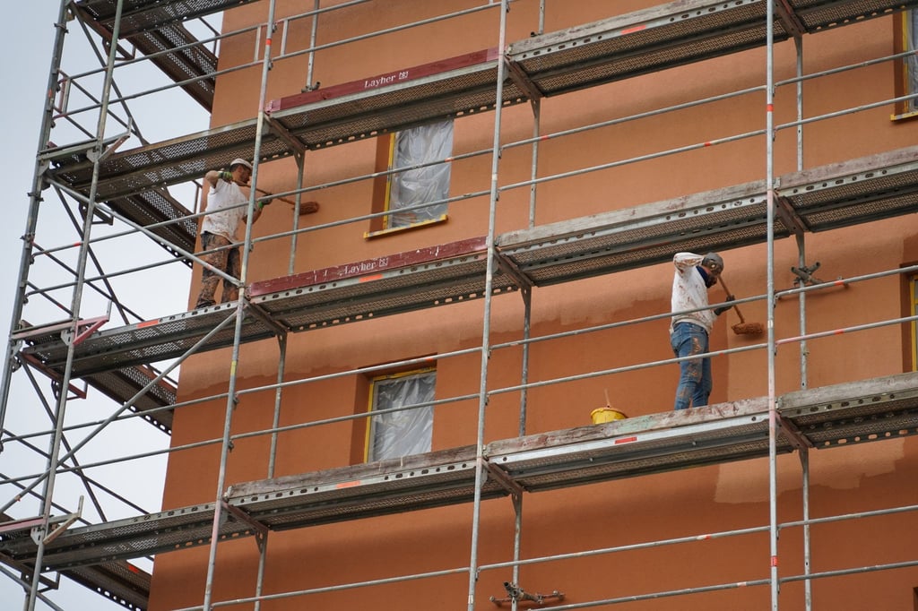 An einem Bauprojekt der Wohnungsbaugesellschaft „Stadt und Land“ in der Gothaer Straße in Berlin Marzahn-Hellersdorf wird gemalert.