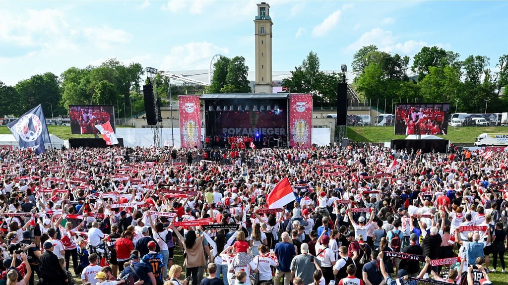 Zahlreiche Fans feiern das RB-Team auf der Festwiese den Pokalsieg.