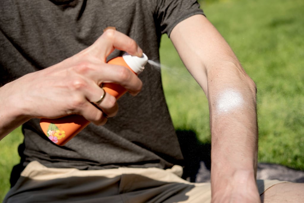 Das große Cremen beginnt wieder. Damit die Sonnenmilch auch zuverlässig vor der UV-Strahlung schützt, sollte sie nicht zu alt sein.