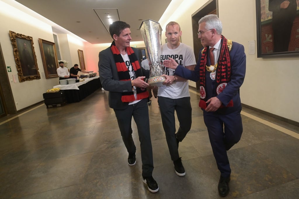 Nach dem Finalsieg von Eintracht Frankfurt nimmt Frankfurts Oberbürgermeister Peter Feldmann Sebastian Rode und Cheftrainer Oliver Glasner (r-l) den Pokal aus den Händen.