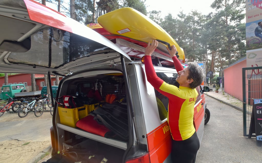 Toni Zinnert hat einen alten Polizei-Bus zu einem Geräteträger für den Rettungseinsatz um- und ausgebaut.